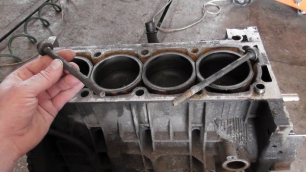 Выкручивание сломанного болта или шпильки из блока цилиндров и других элементов: решение проблемы Выкручивание сломанного болта или шпильки из блока цилиндров и других элементов: решение проблемы