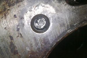 Выкручивание сломанного болта или шпильки из блока цилиндров и других элементов: решение проблемы Выкручивание сломанного болта или шпильки из блока цилиндров и других элементов: решение проблемы