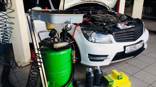 Как лучше менять моторное масло: через щуп или сливное отверстие в картере