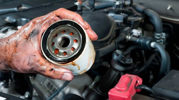 Нужно ли заливать масло в масляный фильтр перед установкой