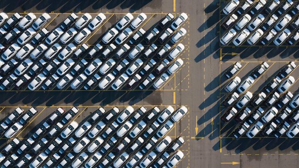 Эксперты назвали марки &mdash; лидеры по продажам автомобилей в 2021 году
