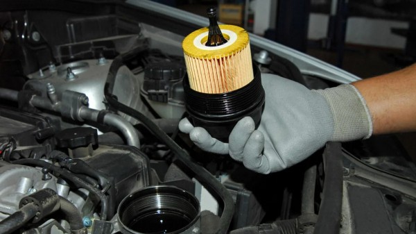 Нужно ли заливать масло в масляный фильтр перед установкой