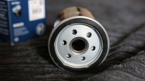 Нужно ли заливать масло в масляный фильтр перед установкой