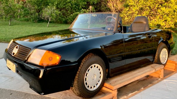 На продажу выставили Mercedes-Benz из 90-х с ДВС и коробкой передач