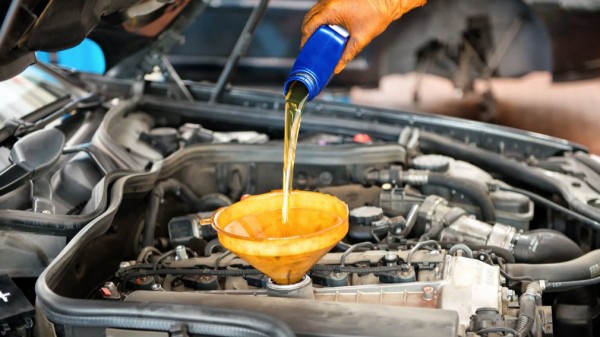 Как лучше менять моторное масло: через щуп или сливное отверстие в картере