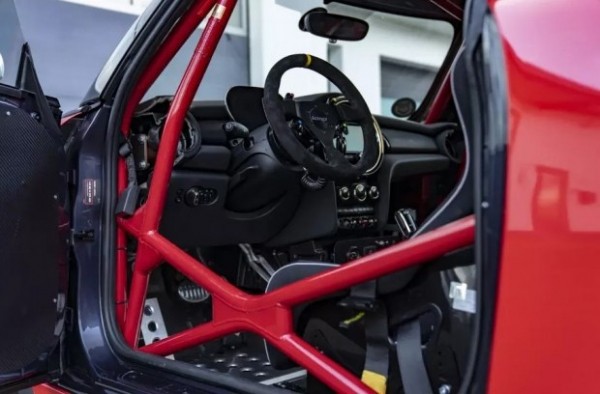 Хетчбек MINI JCW підготували до перегонів