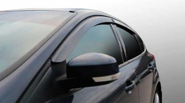 Автоэксперты рассказали водителям РФ, почему категорически нельзя устанавливать дефлекторы на окна автомобиля