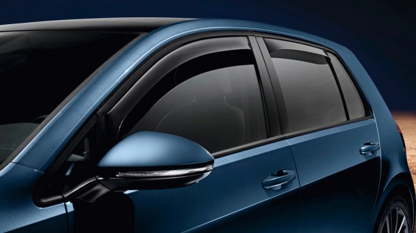 Автоэксперты рассказали водителям РФ, почему категорически нельзя устанавливать дефлекторы на окна автомобиля