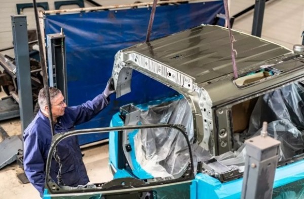 Показано кабріолет на базі нового Land Rover Defender