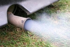 Двигатель дымит сизым дымом, в чем может быть причина? Двигатель дымит сизым дымом, в чем может быть причина?