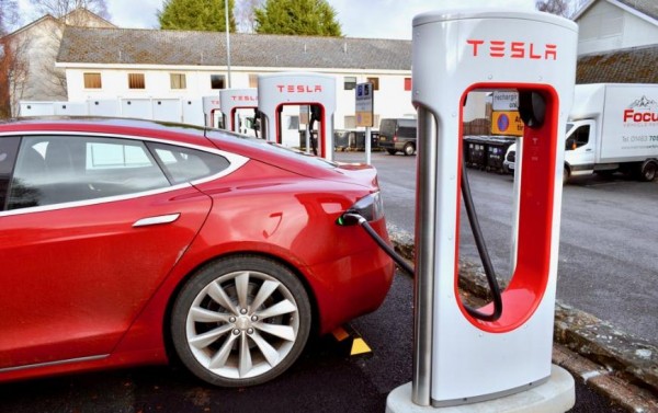 Электрокары Tesla больше не имеют провода для зарядки в базовом оснащении