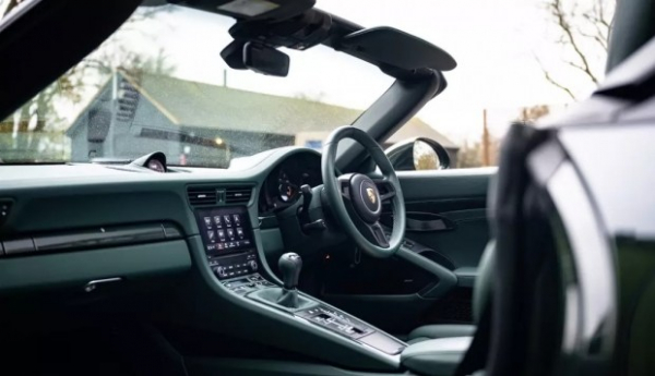 Porsche показала унікальний зелений 911 Speedster