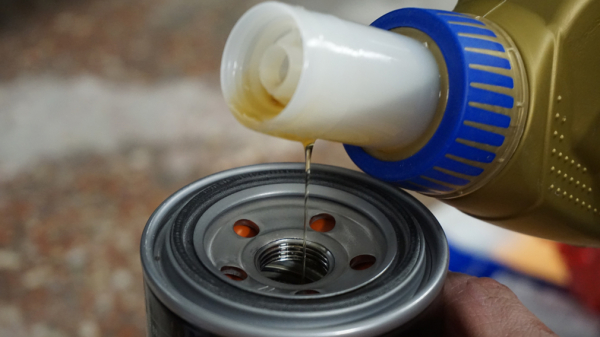 Нужно ли заливать масло в масляный фильтр перед установкой