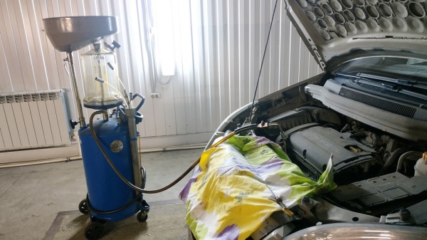 Как лучше менять моторное масло: через щуп или сливное отверстие в картере