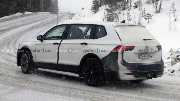 Компания VW тестирует электрический кроссовер используя тестовый мул Tiguan