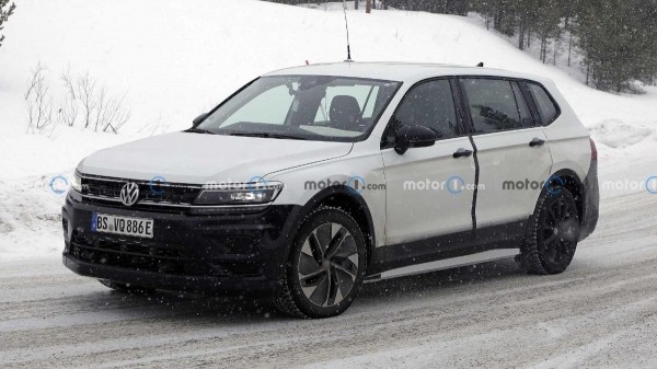 Компания VW тестирует электрический кроссовер используя тестовый мул Tiguan
