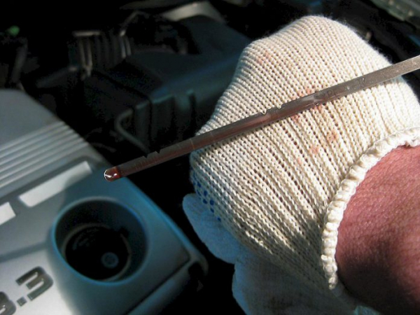 Откачка масла из двигателя: как откачать лишнее моторное масло