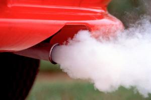 Почему дымит двигатель в автомобиле: возможные причины и методы решения проблемы