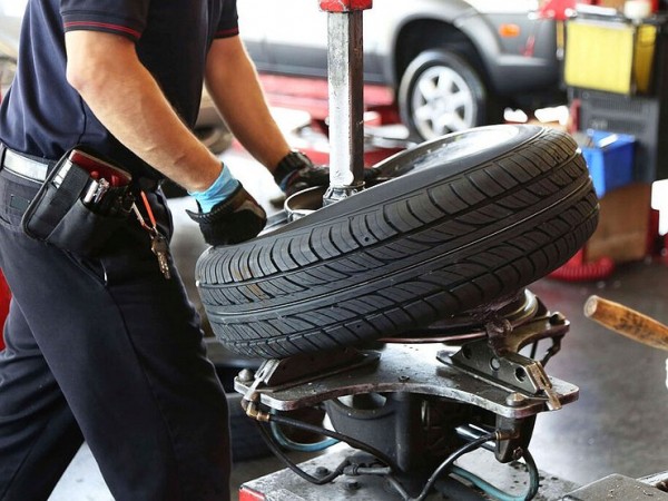 Почему после шиномонтажа автомобиль начинает вести в сторону