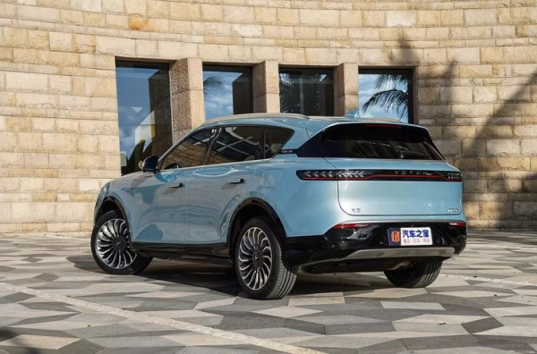 Под новой российской маркой наладят выпуск сверхсовременного 700-сильного кроссовера