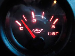 После прогрева двигателя загорается лампочка давления масла