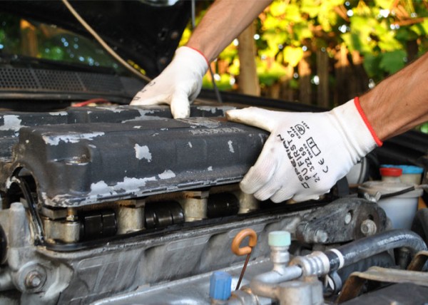 Течь масла из-под клапанной крышки: почему возникает и что делать?