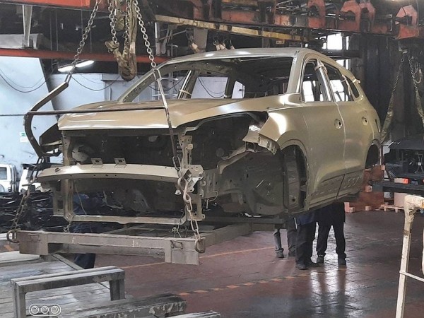 В Сеть слили секретные фото нового кроссовера на конвейере УАЗа