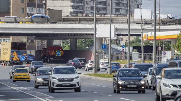 СМИ заявили о падении спроса на авто в России почти втрое
