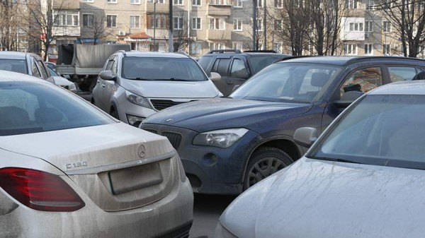 Автомобилистам напомнили о штрафах за неправильную парковку во дворах
