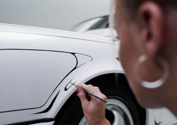 Власниця Porsche 964 перетворила свою машину на арт-кар