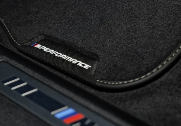 BMW показала карбоновий тюнінг для зарядженого хетчбека M135i