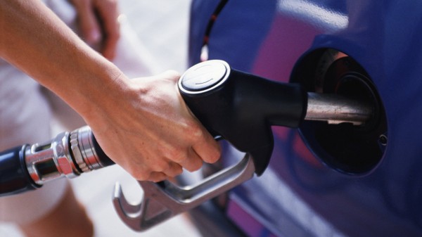 Бензин в РФ продолжает дешеветь два месяца подряд