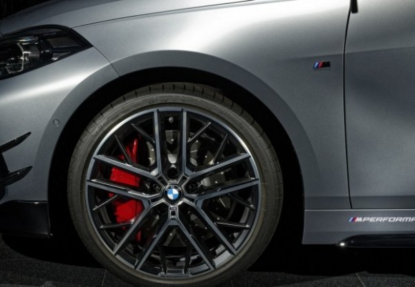 BMW показала карбоновий тюнінг для зарядженого хетчбека M135i