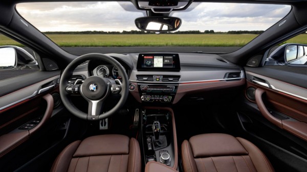 Дизайнер компании BMW считает, что мода на гигантские дисплеи в салоне скоро закончится