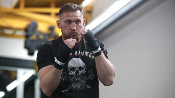 Боксер Кудряшов назвал фаворита боя Мейвезера против Мура
