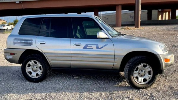 На продажу выставили редкий электрический кроссовер Toyota RAV4 2002 года выпуска
