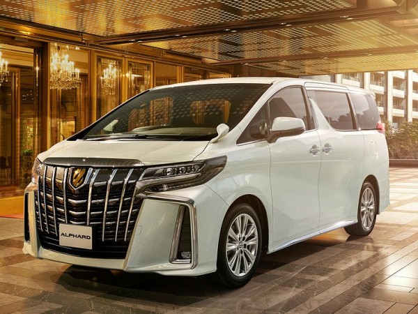 Toyota Alphard получила &laquo;золотую&raquo; комплектацию