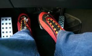 Выжимать или не выжимать сцепление перед запуском двигателя: что нужно знать