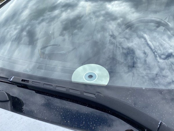 Зачем на самом деле водители втыкают под лобовое стекло перевернутые компакт-диски