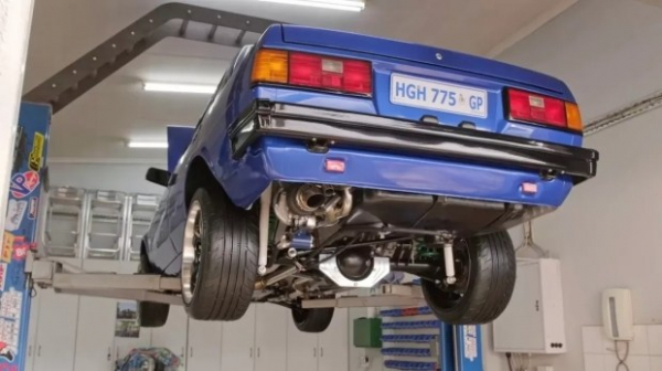 У стару Toyota Corolla встановили V8 від Lexus