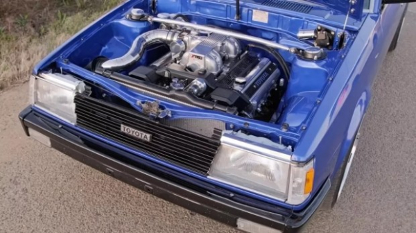 У стару Toyota Corolla встановили V8 від Lexus
