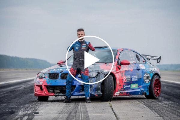 Человек без рук разогнал BMW до 231 км/ч и установил мировой рекорд Гиннесса Человек без рук разогнал BMW до 231 км/ч и установил мировой рекорд Гиннесса