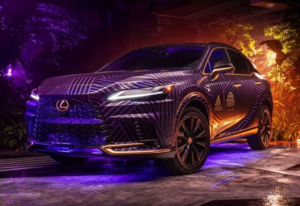 Lexus та Adidas присвятили особливу версію RX &laquo;Чорній Пантері&raquo;