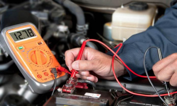 Каким должно быть напряжение аккумулятора на заведенном моторе: проверка напряжения АКБ