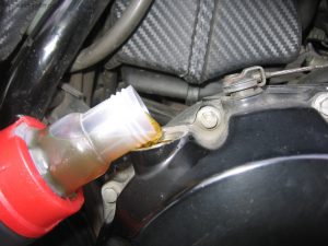 Какой объем масла заливать в двигатель при замене смазки