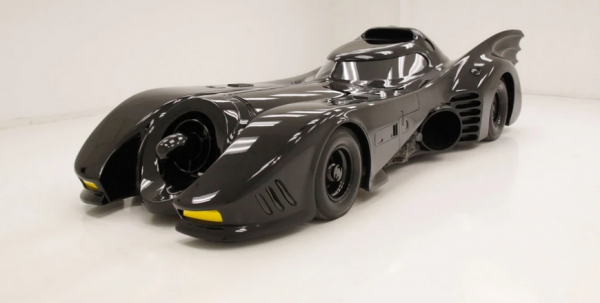 Легендарный Бэтмобиль выставили на продажу за 90 млн рублей