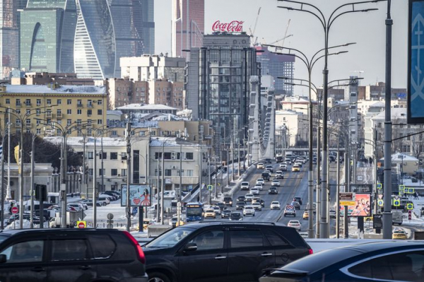 Почему в столичных пробках начали продавать гигантских игрушечных гусей