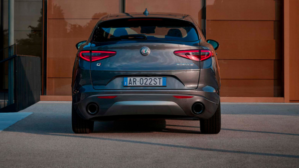 Российские автосалоны начали продажи кроссоверов Alfa Romeo Stelvio от 5 до 8,5 млн рублей