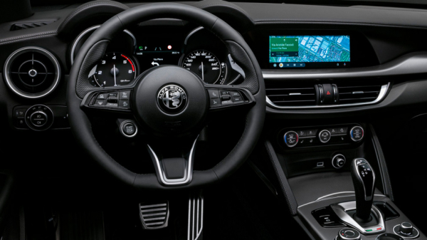 Российские автосалоны начали продажи кроссоверов Alfa Romeo Stelvio от 5 до 8,5 млн рублей