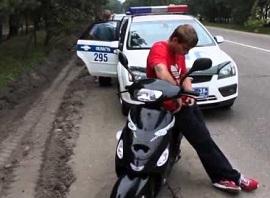 Теперь права на мопед и скутер нужны